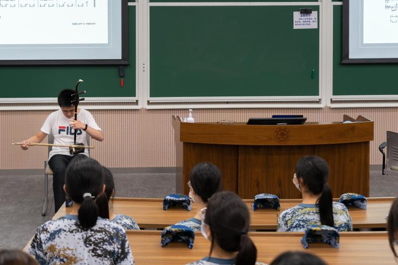 演奏《南泥湾》.jpg