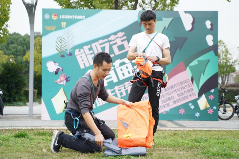 图 1 教练员在演示帐篷的搭建过程.JPG