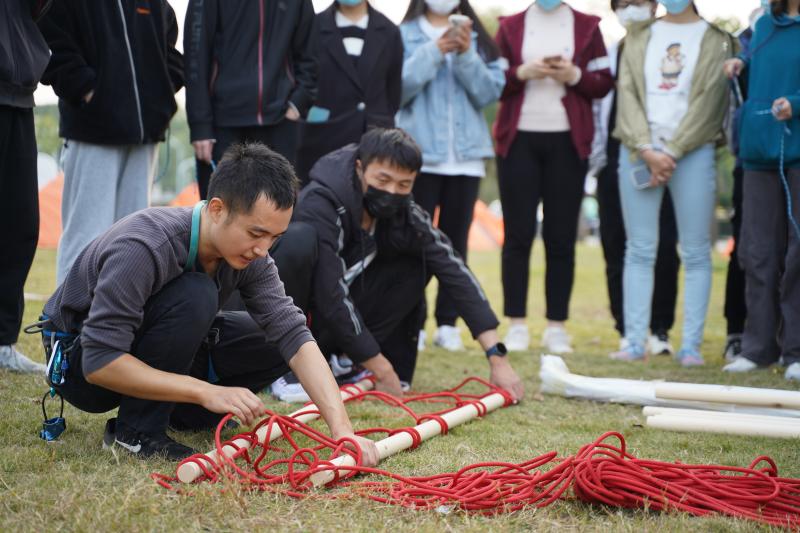 图 7 教练员在介绍救援担架的搭建方法.JPG