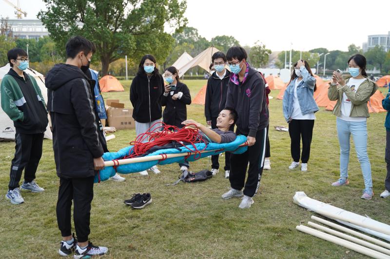 图 8 同学们在体验使用救援担架.JPG
