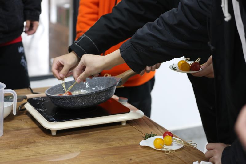 图 4 同学们给小番茄裹上糖衣.JPG