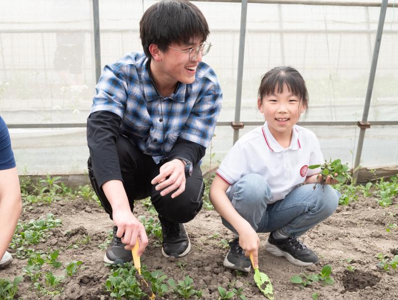 大学生和小朋友一起种植青菜.jpg