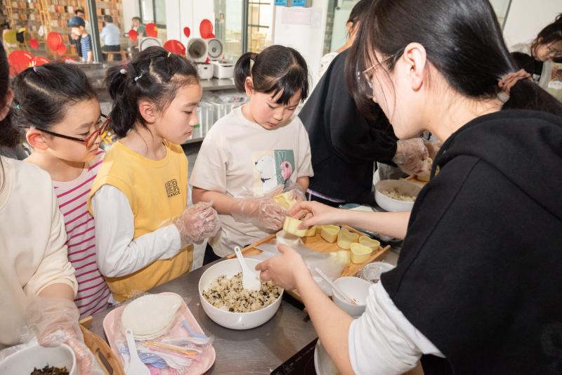 大学生和小学生一起制作饭团.jpg