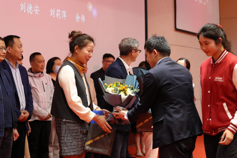 家委会离任赠礼.png