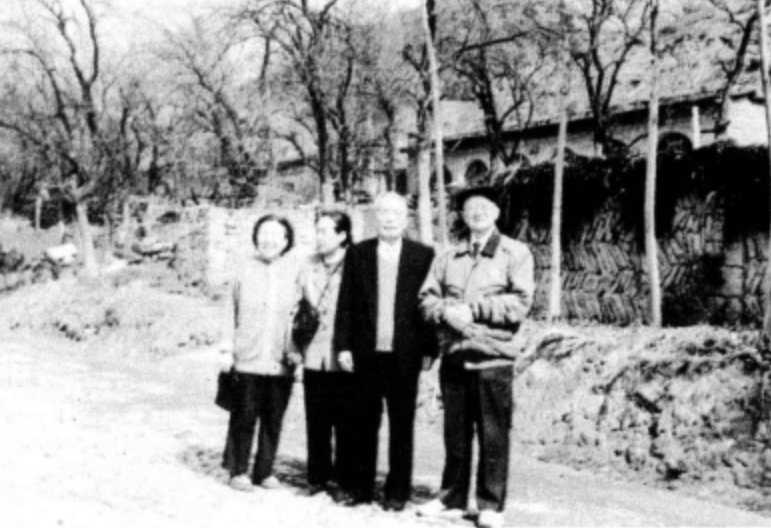 08  1997年，罗沛霖（左四）、孙俊人（左三）等重访延安.png