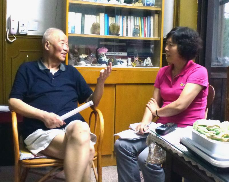 03  2011年8月25日，吴增亮接受母校采访（右为盛懿）.JPG
