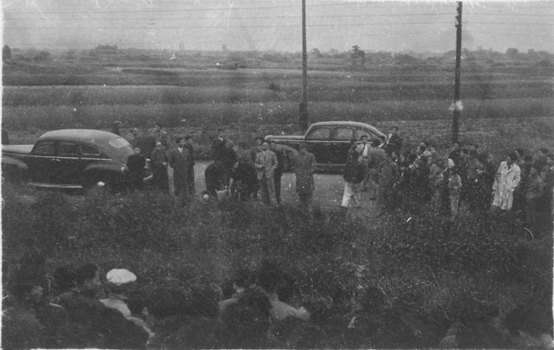 07  1947年5月13日，交大护校学生队伍在真如与国民党上海市长吴国桢对峙谈判.jpg