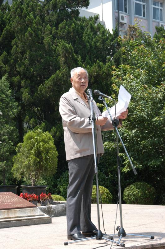 08  2004年5月19日，吴增亮在纪念史霄雯、穆汉祥烈士牺牲55周年祭扫仪式上讲话.JPG