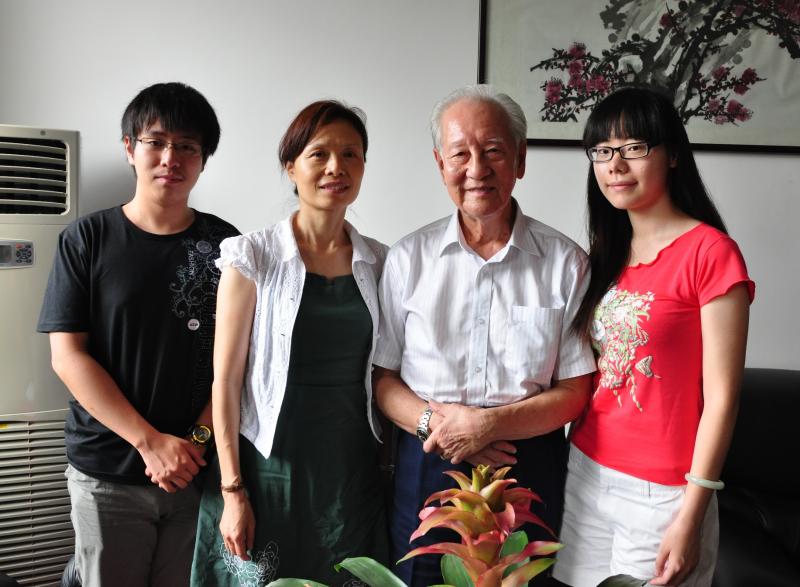9 2010年8月10日，黄旭华与母校采访人员合影（左起：朱励骁、蔡西玲、黄旭华、王恬）.JPG