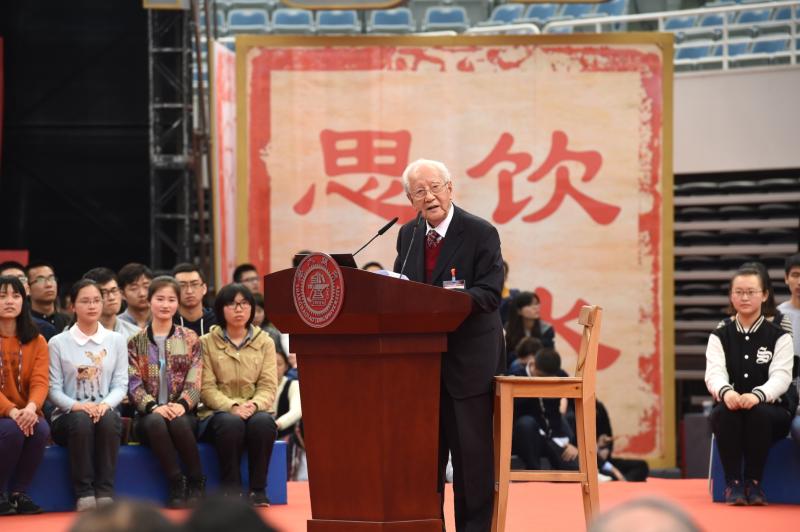 10 2016年4月8日，黄旭华出席上海交大建校120周年纪念大会，为师生讲述心目中的交大精神.jpg