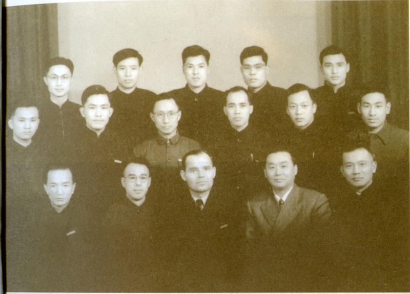 04 1957年王希季（前排左一）在交通大学时与同事们的合影.jpg