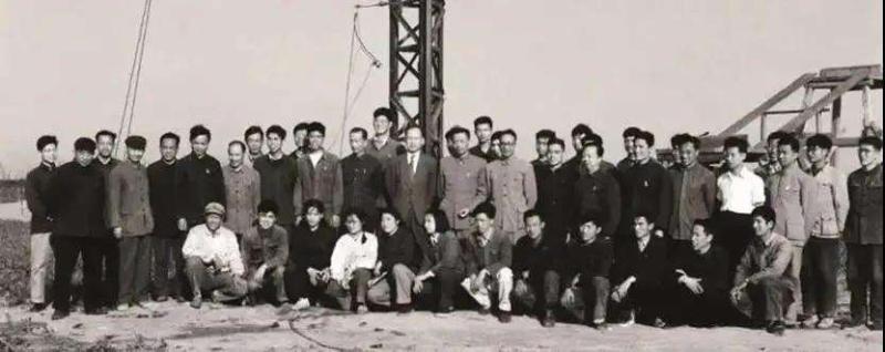 11 1960年2月，王希季与钱学森等在火箭发射架前合影.jpeg