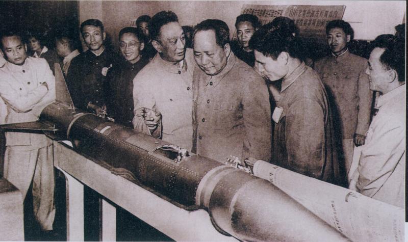 13  1960年5月28日，毛泽东在上海新技术展览会观看我国首枚探空火箭（T-7M）实体.jpg