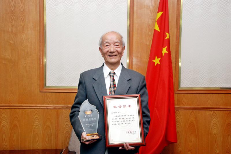17 2011年3月23日，王希季院士获得上海交大终身成就奖1.JPG