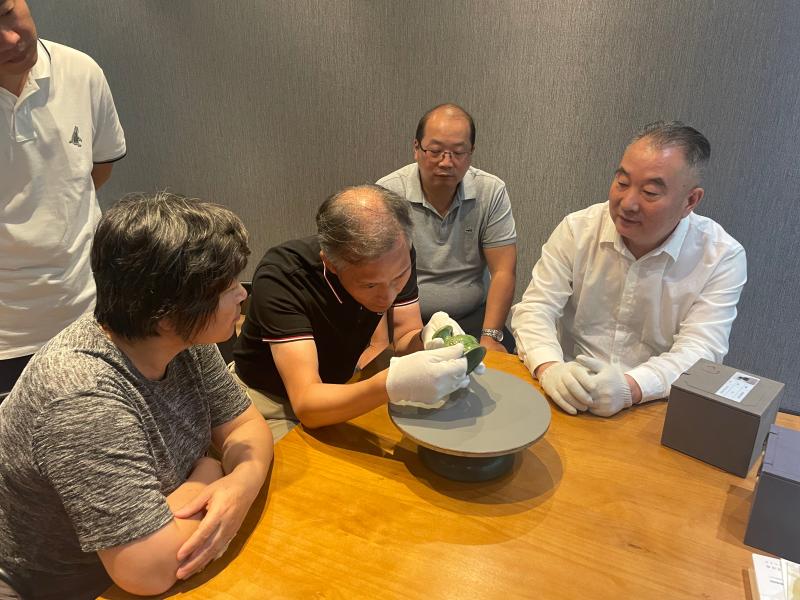 6-郑州大象陶瓷博物馆馆长何飞先生向实践团展示稀见藏品.jpg