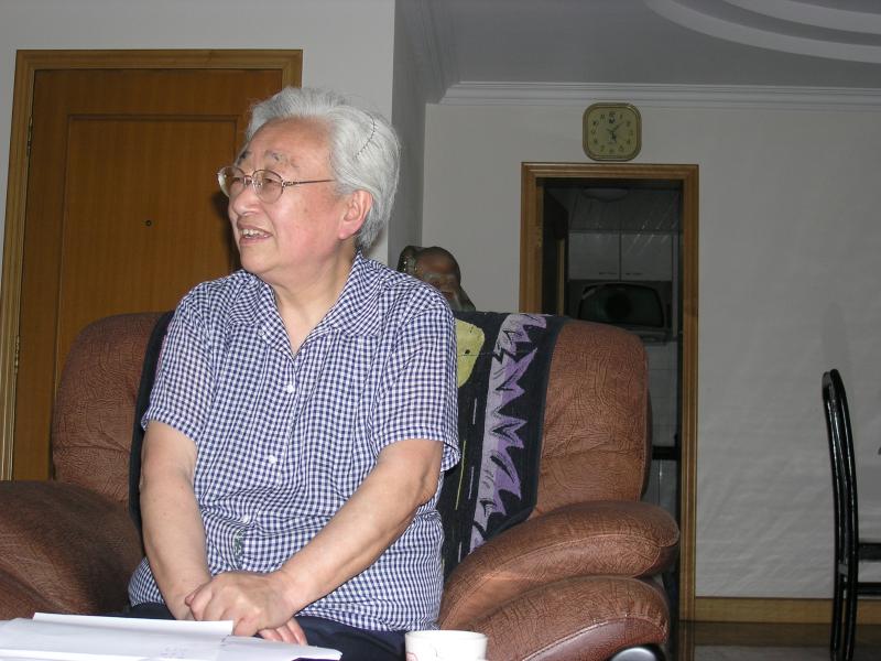 02 2005年5月31日，沈讴在其寓所接受母校党史工作人员的采访.JPG