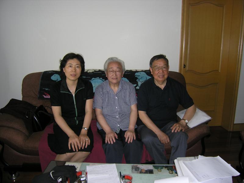 13 2005年5月31日，沈讴（中）与母校采访人员合影（左一盛懿，右一王世根）.JPG