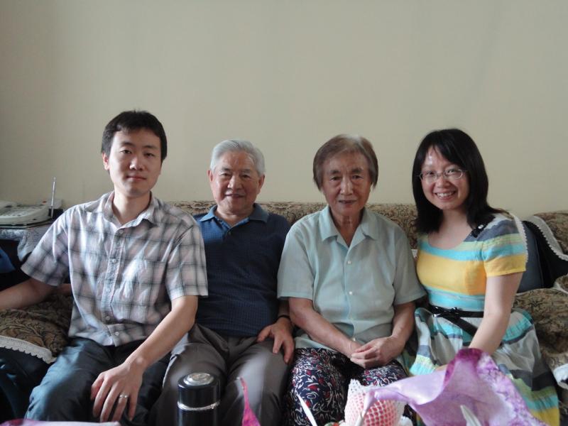 图1  俞宗瑞与母校采访人员合影（左起：朱恺、俞宗瑞夫妇、漆姚敏）.JPG