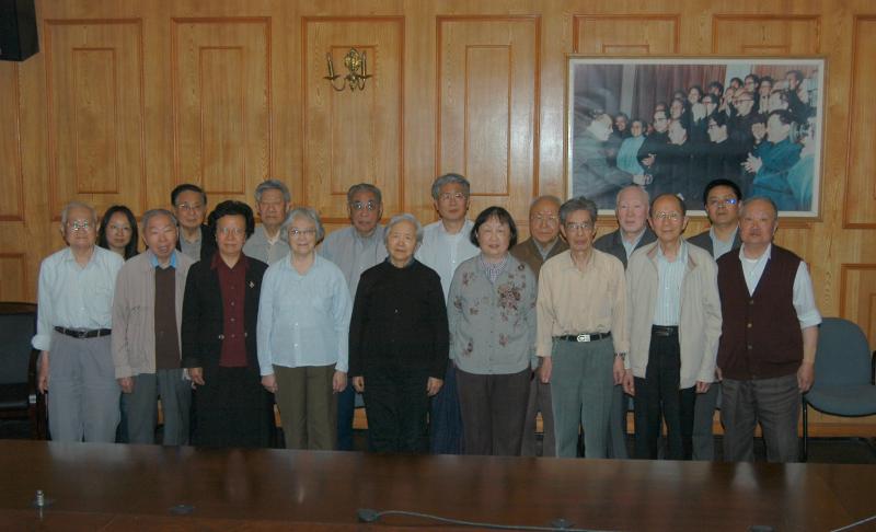 图4  2012年5月，交大部分地下党老同志在徐汇校区总办公厅合影（后排左四为陈警众）.jpg