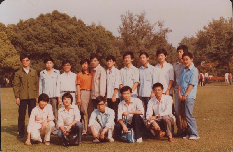 12141班与陈继祥老师在一起.jpg