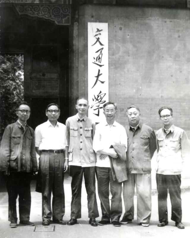 图2  1982年，顾江（左四）等校友重返母校，在徐汇校门前留影.jpg