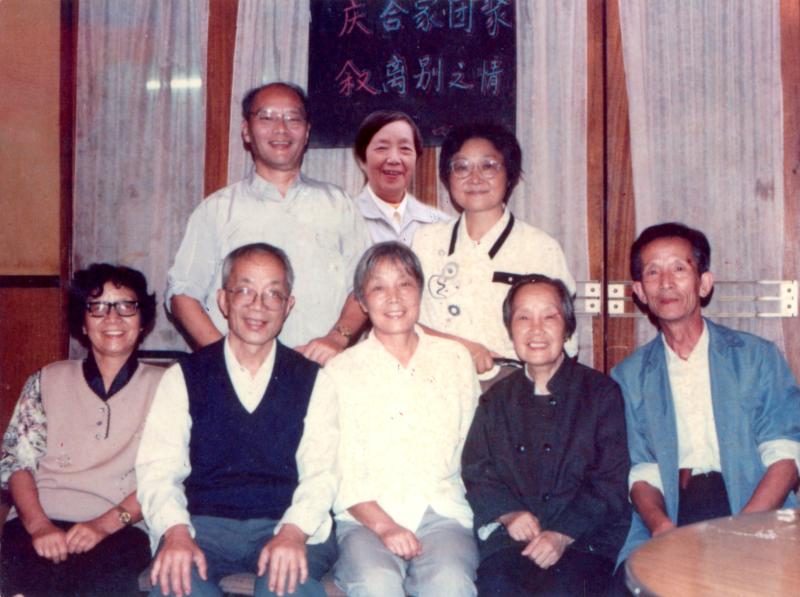图5  顾江（前排左二）一家八个兄弟姐妹合影（1994年摄于上海）.jpg