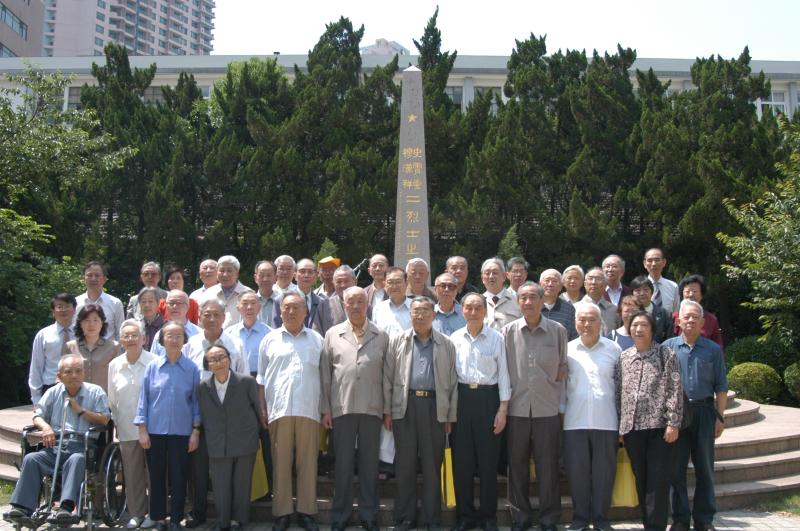 图6  2004年5月19日，地下党老同志纪念史穆烈士牺牲55周年祭扫活动（前排左三为周蔚芸）.JPG