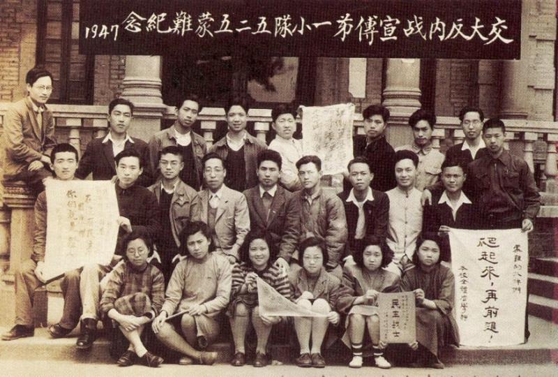 【图4】 1947年反内战被捕同学留影（后排右一为邢幼青）.jpg