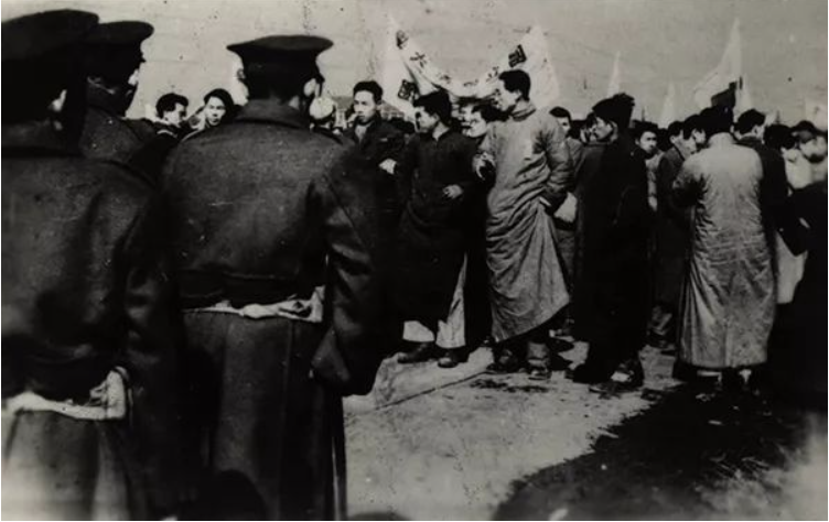 【图5】1948年1月29日，同济大学学生在其美路（今四平路）上同国民党军警展开对峙.png