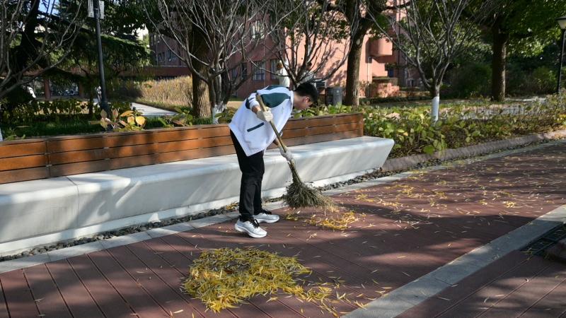同学清扫步道上的落叶.JPG