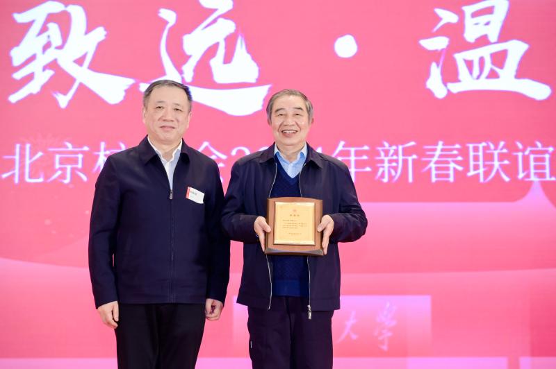 杨书记颁发感谢状.JPG