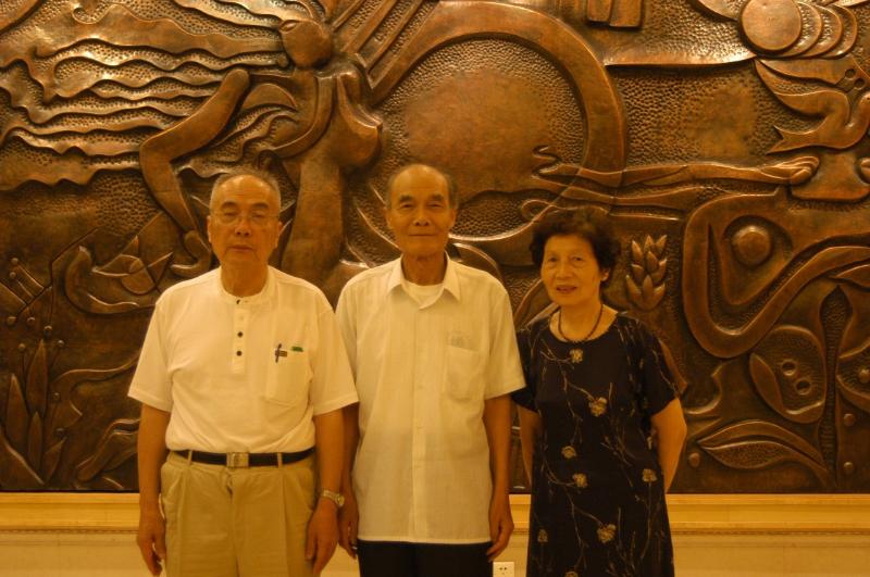 图07  2006年7月19日，宗慎元夫妇与上海交大原副校长范祖德（左）合影.JPG