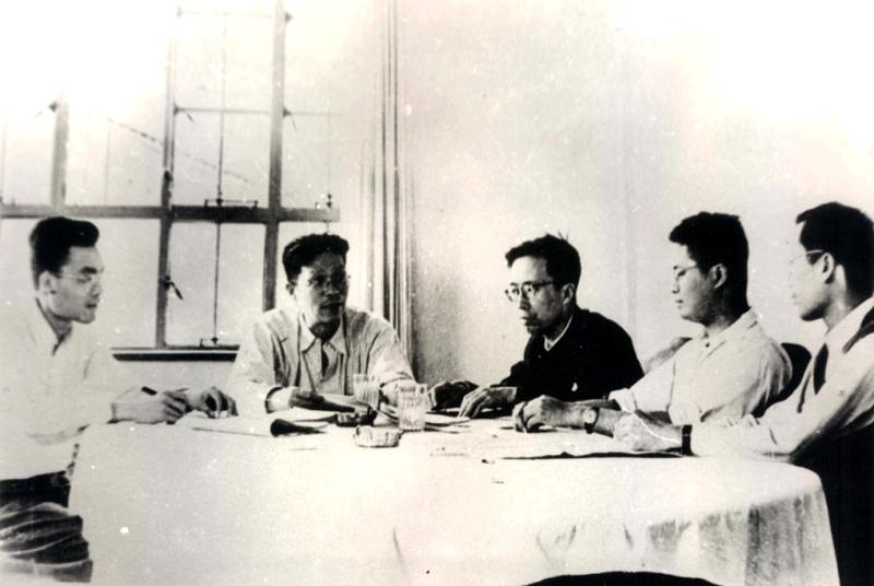 图10  陈大燮、张鸿、宗慎元（左一）等在讨论工作.jpg