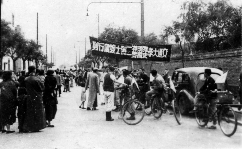 10 1949年6月5日，史霄雯、穆汉祥两位烈士灵柩载归交大校园.jpg