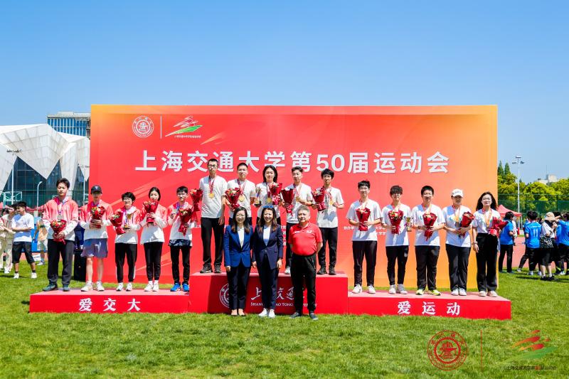 杨扬颁奖1.JPG