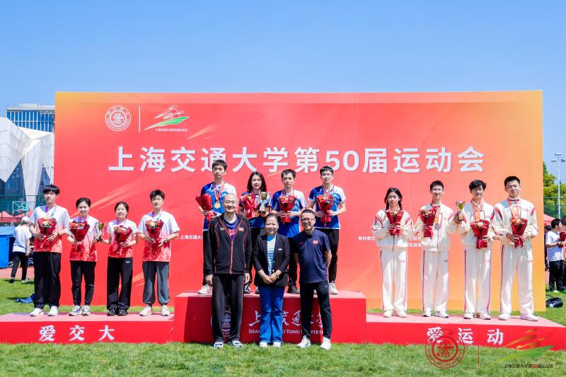 陶璐娜颁奖2.JPG