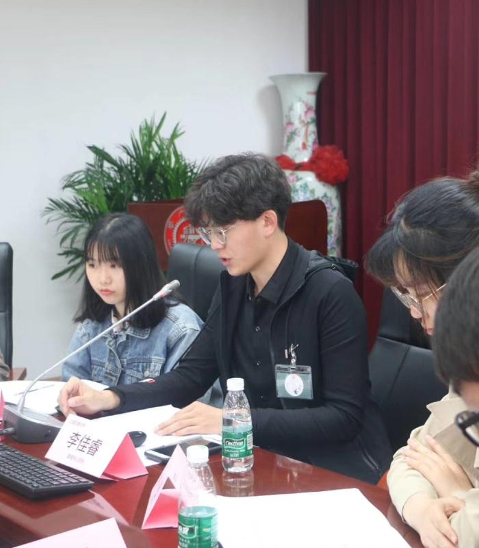 主持会议.jpg