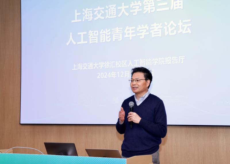鄂老师演讲.jpg