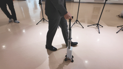 长辈专属智能手杖.gif