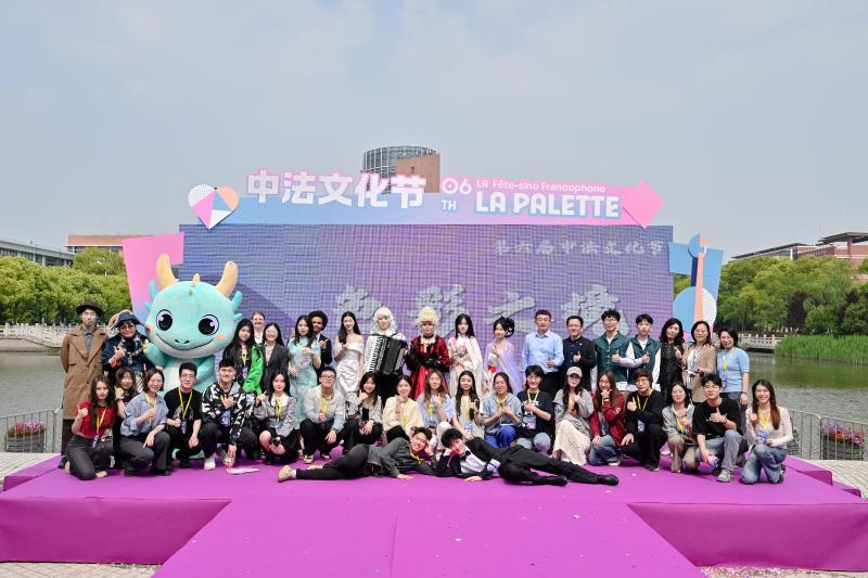 最后：合影和领导.JPG