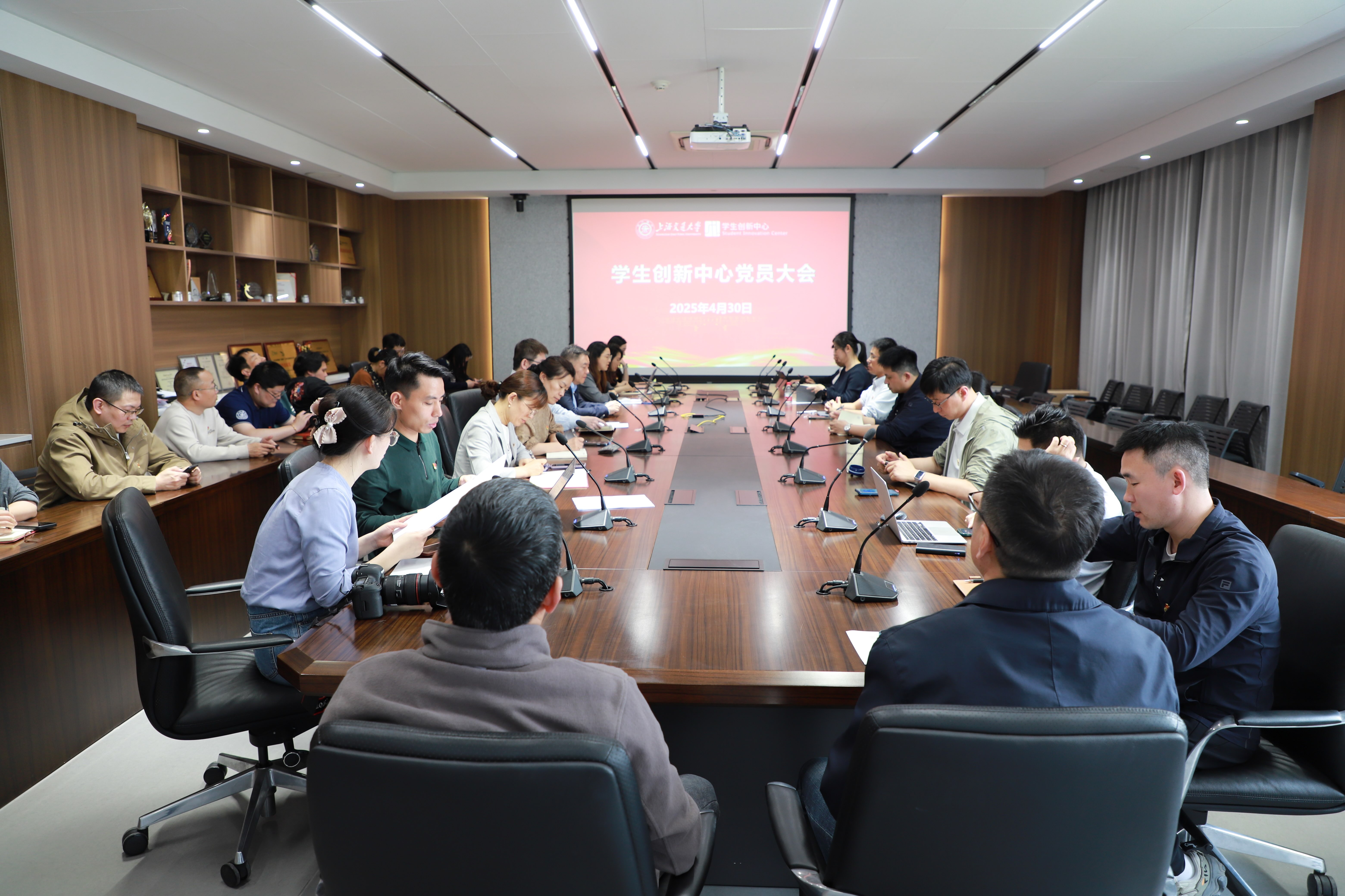 学生创新中心开展深入贯彻中央八项规定精神学习教育暨重温入党誓词仪式