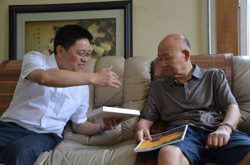 图1  李根深（右）接受母校采访.jpg