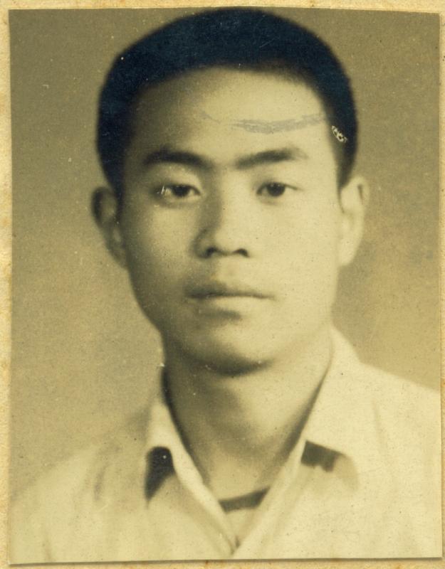 图2  大学期间的李根深.jpg