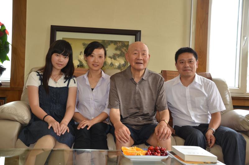 图6  李根深与母校采访人员合影（左起盖晓娜、孙琦、李根深、欧七斤）.jpg