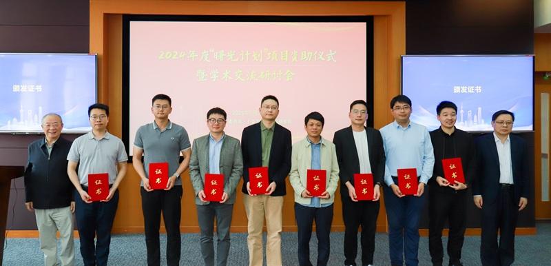 4 王荣华、赵震为“曙光学者”颁证1.jpg
