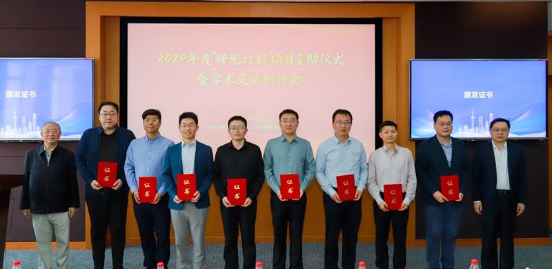 7 王荣华、赵震为“曙光学者”颁证4.jpg