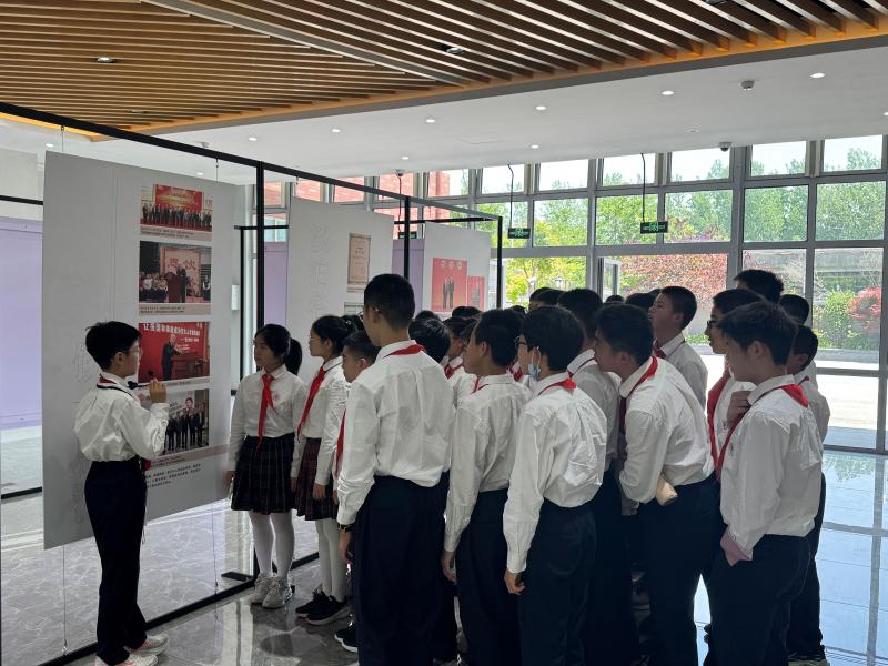 二附中学生观展新.jpg