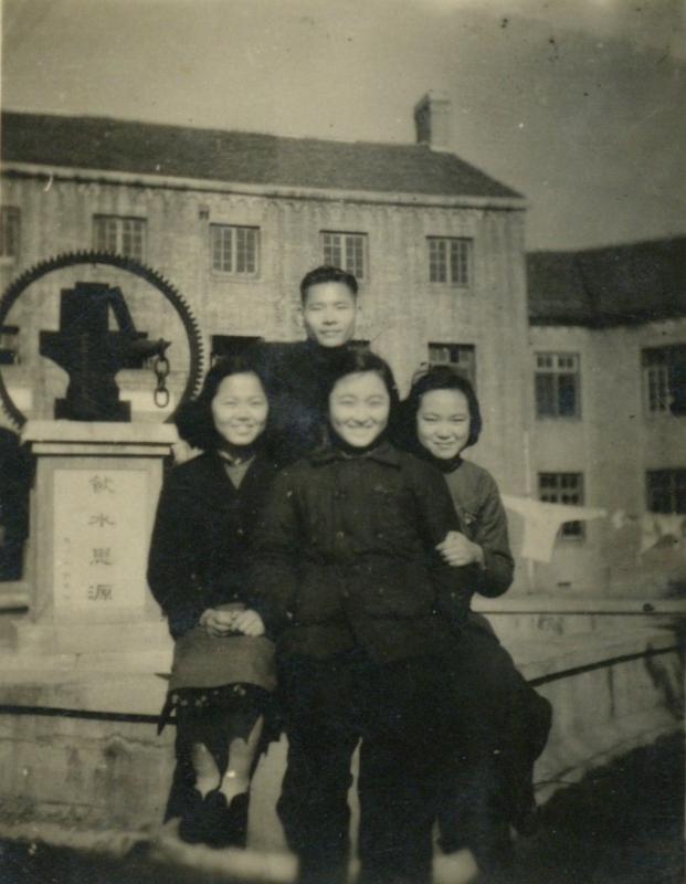 【图5】1950年1月，李均和同学们在饮水思源碑前留影（前排左起：虞企萍、陆平、李均，后排为张毅）.jpg