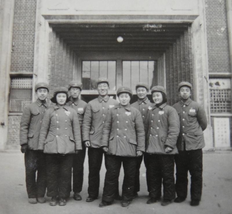 【图6】1951年1月，穿上军装、重返校园的交大学子们摄于工程馆前（左起：陈乐水、李均、黄为群、张才安、何捷明、杨炳元、陆平、吴翔）.JPG