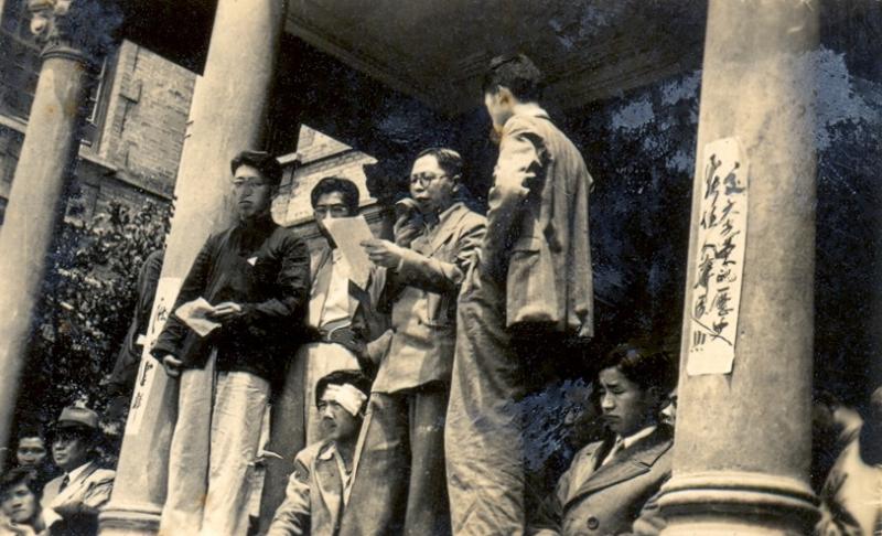 【图05】吴国桢市长（立者右二）在交大图书馆门廊与交大师生见面，接受交大师生提出的6项要求.jpg
